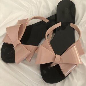 Melissa size 6 women’s big bow sandals nude black